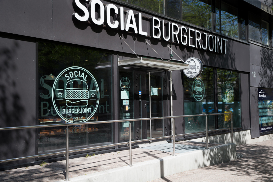 2020: Social Burger Joint Lahti, ulko-ovi ja -ikkunat